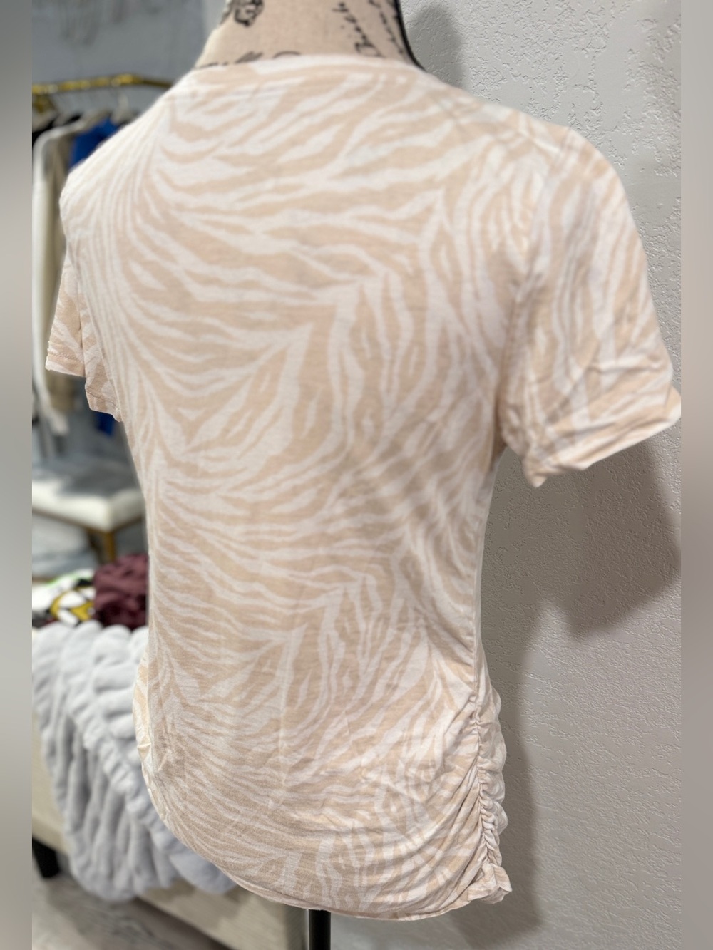Isabel Maternity by Ingrid & Isabel Beige Zebra Print Side Ruched V-Neck Tee M - Picture 5 of 6